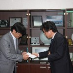 후원금 전달 (부동산이사와 샤인힐 사무국장)