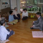 할머니와 말씀을 나누고 있는 박종두 부회장