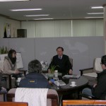 장학증서 및 장학금을 전달하고 있는 김상윤 (전)회장