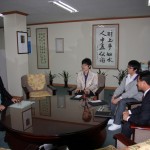 장학증서 및 장학금을 전달하고 있는 서동기 회장